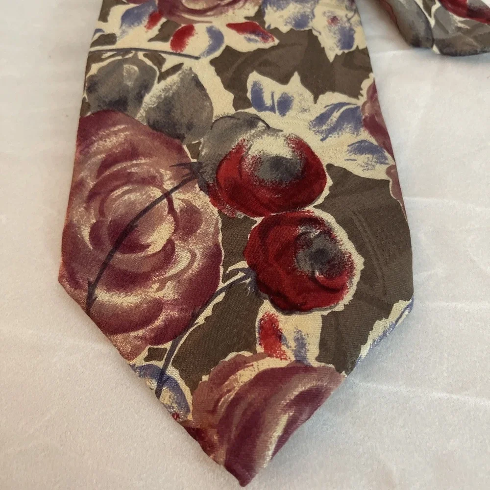 Vintage Van Heusen Muted Pinks, Greens,‎ & Blue Mens Necktie Abstract Roses Silk